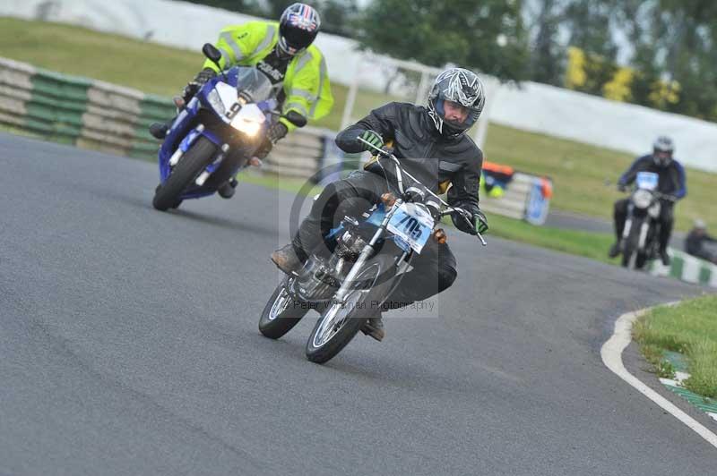 Mallory park Leicestershire;Mallory park photographs;Motorcycle action photographs;classic bikes;event digital images;eventdigitalimages;mallory park;no limits trackday;peter wileman photography;vintage bikes;vintage motorcycles;vmcc festival 1000 bikes