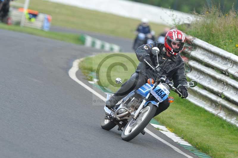 Mallory park Leicestershire;Mallory park photographs;Motorcycle action photographs;classic bikes;event digital images;eventdigitalimages;mallory park;no limits trackday;peter wileman photography;vintage bikes;vintage motorcycles;vmcc festival 1000 bikes