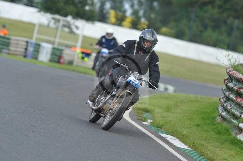 Mallory park Leicestershire;Mallory park photographs;Motorcycle action photographs;classic bikes;event digital images;eventdigitalimages;mallory park;no limits trackday;peter wileman photography;vintage bikes;vintage motorcycles;vmcc festival 1000 bikes