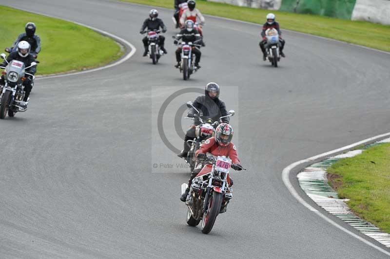 Mallory park Leicestershire;Mallory park photographs;Motorcycle action photographs;classic bikes;event digital images;eventdigitalimages;mallory park;no limits trackday;peter wileman photography;vintage bikes;vintage motorcycles;vmcc festival 1000 bikes