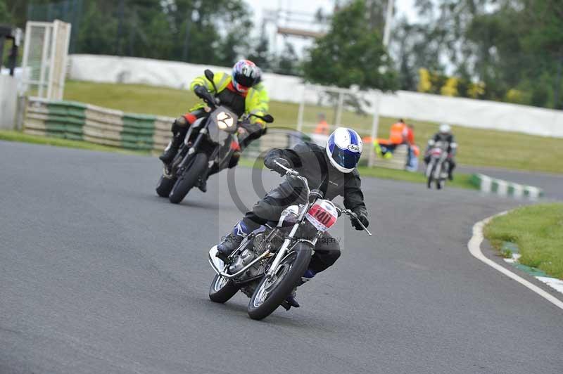 Mallory park Leicestershire;Mallory park photographs;Motorcycle action photographs;classic bikes;event digital images;eventdigitalimages;mallory park;no limits trackday;peter wileman photography;vintage bikes;vintage motorcycles;vmcc festival 1000 bikes