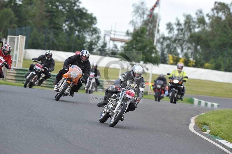 Mallory park Leicestershire;Mallory park photographs;Motorcycle action photographs;classic bikes;event digital images;eventdigitalimages;mallory park;no limits trackday;peter wileman photography;vintage bikes;vintage motorcycles;vmcc festival 1000 bikes