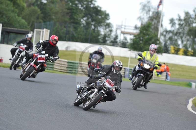 Mallory park Leicestershire;Mallory park photographs;Motorcycle action photographs;classic bikes;event digital images;eventdigitalimages;mallory park;no limits trackday;peter wileman photography;vintage bikes;vintage motorcycles;vmcc festival 1000 bikes