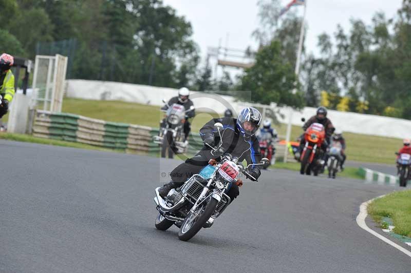 Mallory park Leicestershire;Mallory park photographs;Motorcycle action photographs;classic bikes;event digital images;eventdigitalimages;mallory park;no limits trackday;peter wileman photography;vintage bikes;vintage motorcycles;vmcc festival 1000 bikes