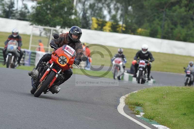 Mallory park Leicestershire;Mallory park photographs;Motorcycle action photographs;classic bikes;event digital images;eventdigitalimages;mallory park;no limits trackday;peter wileman photography;vintage bikes;vintage motorcycles;vmcc festival 1000 bikes