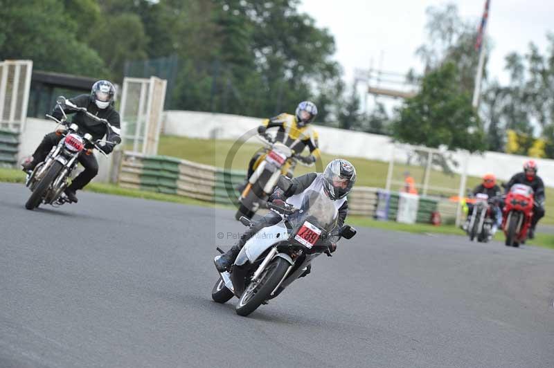 Mallory park Leicestershire;Mallory park photographs;Motorcycle action photographs;classic bikes;event digital images;eventdigitalimages;mallory park;no limits trackday;peter wileman photography;vintage bikes;vintage motorcycles;vmcc festival 1000 bikes