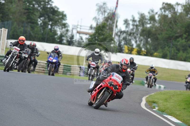 Mallory park Leicestershire;Mallory park photographs;Motorcycle action photographs;classic bikes;event digital images;eventdigitalimages;mallory park;no limits trackday;peter wileman photography;vintage bikes;vintage motorcycles;vmcc festival 1000 bikes