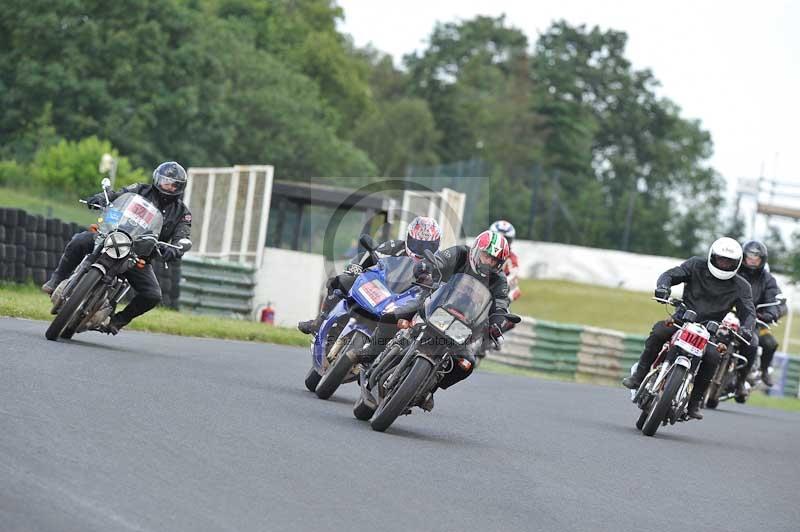 Mallory park Leicestershire;Mallory park photographs;Motorcycle action photographs;classic bikes;event digital images;eventdigitalimages;mallory park;no limits trackday;peter wileman photography;vintage bikes;vintage motorcycles;vmcc festival 1000 bikes