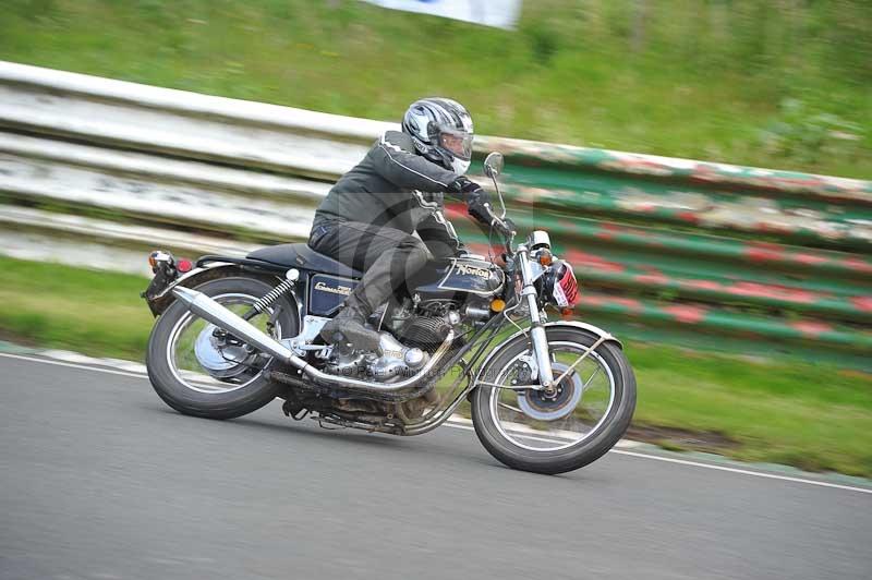 Mallory park Leicestershire;Mallory park photographs;Motorcycle action photographs;classic bikes;event digital images;eventdigitalimages;mallory park;no limits trackday;peter wileman photography;vintage bikes;vintage motorcycles;vmcc festival 1000 bikes