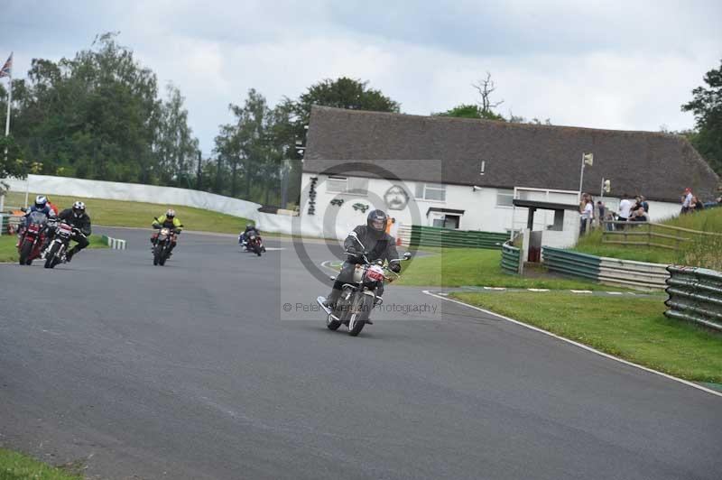 Mallory park Leicestershire;Mallory park photographs;Motorcycle action photographs;classic bikes;event digital images;eventdigitalimages;mallory park;no limits trackday;peter wileman photography;vintage bikes;vintage motorcycles;vmcc festival 1000 bikes