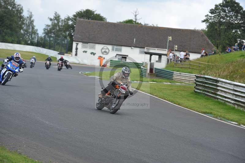 Mallory park Leicestershire;Mallory park photographs;Motorcycle action photographs;classic bikes;event digital images;eventdigitalimages;mallory park;no limits trackday;peter wileman photography;vintage bikes;vintage motorcycles;vmcc festival 1000 bikes