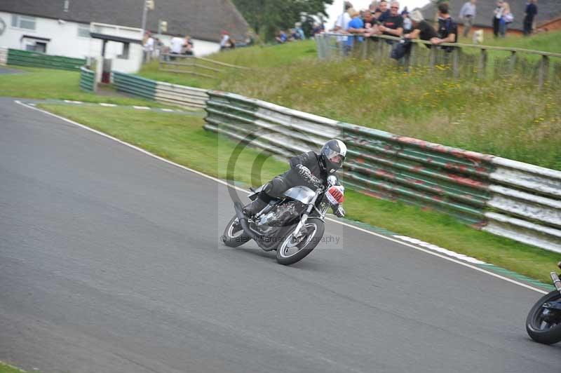 Mallory park Leicestershire;Mallory park photographs;Motorcycle action photographs;classic bikes;event digital images;eventdigitalimages;mallory park;no limits trackday;peter wileman photography;vintage bikes;vintage motorcycles;vmcc festival 1000 bikes