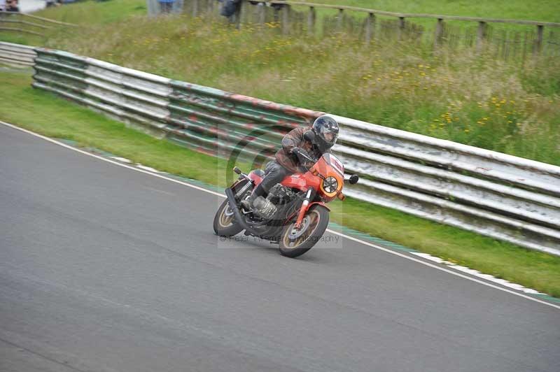 Mallory park Leicestershire;Mallory park photographs;Motorcycle action photographs;classic bikes;event digital images;eventdigitalimages;mallory park;no limits trackday;peter wileman photography;vintage bikes;vintage motorcycles;vmcc festival 1000 bikes