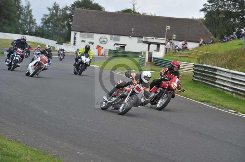 Mallory park Leicestershire;Mallory park photographs;Motorcycle action photographs;classic bikes;event digital images;eventdigitalimages;mallory park;no limits trackday;peter wileman photography;vintage bikes;vintage motorcycles;vmcc festival 1000 bikes