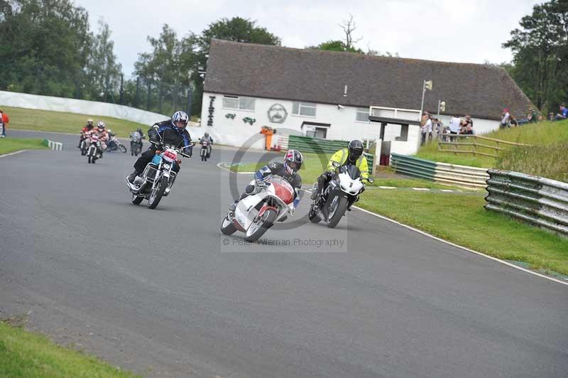 Mallory park Leicestershire;Mallory park photographs;Motorcycle action photographs;classic bikes;event digital images;eventdigitalimages;mallory park;no limits trackday;peter wileman photography;vintage bikes;vintage motorcycles;vmcc festival 1000 bikes