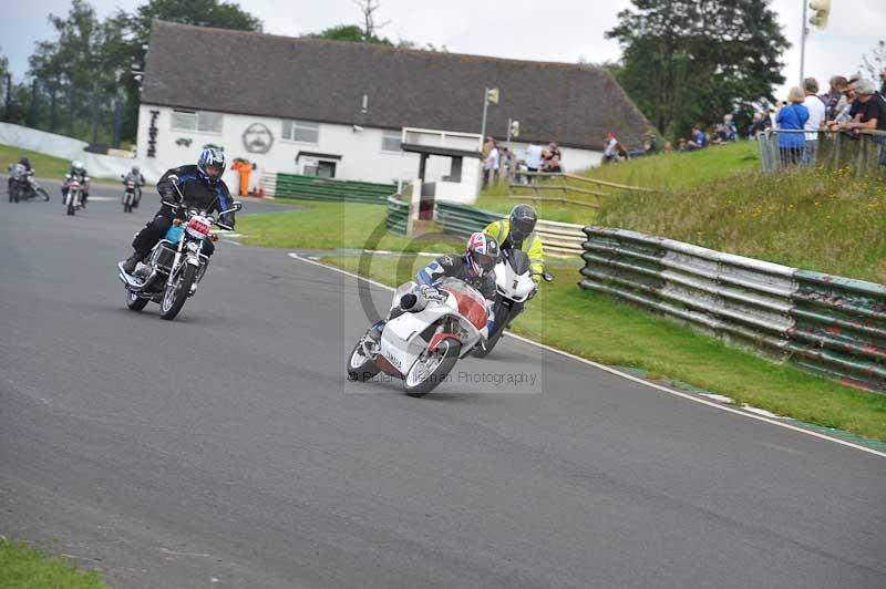 Mallory park Leicestershire;Mallory park photographs;Motorcycle action photographs;classic bikes;event digital images;eventdigitalimages;mallory park;no limits trackday;peter wileman photography;vintage bikes;vintage motorcycles;vmcc festival 1000 bikes