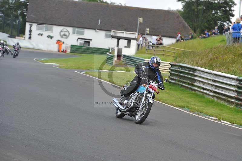 Mallory park Leicestershire;Mallory park photographs;Motorcycle action photographs;classic bikes;event digital images;eventdigitalimages;mallory park;no limits trackday;peter wileman photography;vintage bikes;vintage motorcycles;vmcc festival 1000 bikes