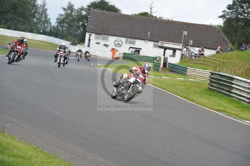 Mallory park Leicestershire;Mallory park photographs;Motorcycle action photographs;classic bikes;event digital images;eventdigitalimages;mallory park;no limits trackday;peter wileman photography;vintage bikes;vintage motorcycles;vmcc festival 1000 bikes