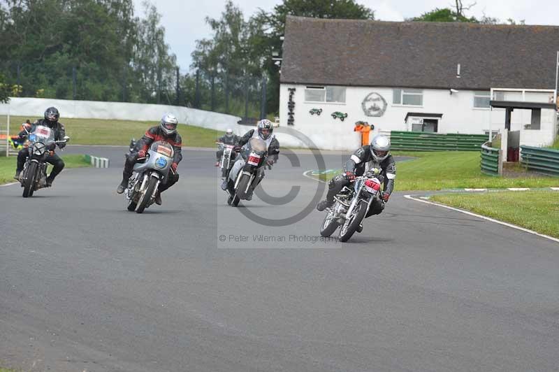 Mallory park Leicestershire;Mallory park photographs;Motorcycle action photographs;classic bikes;event digital images;eventdigitalimages;mallory park;no limits trackday;peter wileman photography;vintage bikes;vintage motorcycles;vmcc festival 1000 bikes