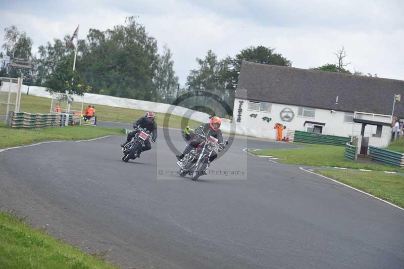 Mallory park Leicestershire;Mallory park photographs;Motorcycle action photographs;classic bikes;event digital images;eventdigitalimages;mallory park;no limits trackday;peter wileman photography;vintage bikes;vintage motorcycles;vmcc festival 1000 bikes