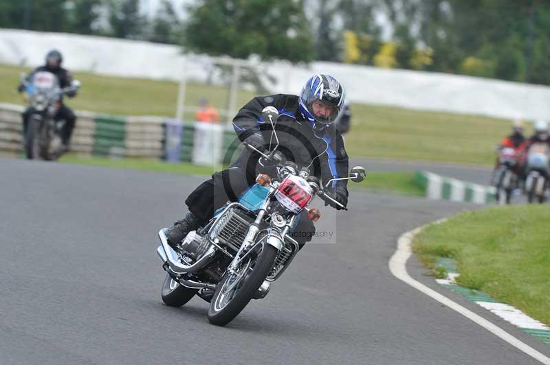 Mallory park Leicestershire;Mallory park photographs;Motorcycle action photographs;classic bikes;event digital images;eventdigitalimages;mallory park;no limits trackday;peter wileman photography;vintage bikes;vintage motorcycles;vmcc festival 1000 bikes