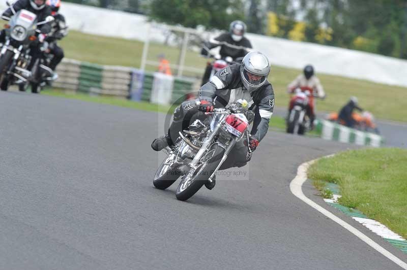 Mallory park Leicestershire;Mallory park photographs;Motorcycle action photographs;classic bikes;event digital images;eventdigitalimages;mallory park;no limits trackday;peter wileman photography;vintage bikes;vintage motorcycles;vmcc festival 1000 bikes