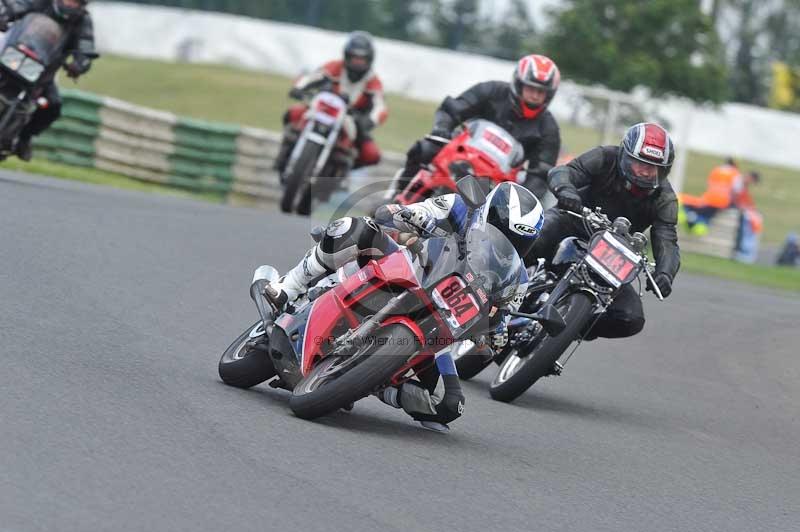 Mallory park Leicestershire;Mallory park photographs;Motorcycle action photographs;classic bikes;event digital images;eventdigitalimages;mallory park;no limits trackday;peter wileman photography;vintage bikes;vintage motorcycles;vmcc festival 1000 bikes