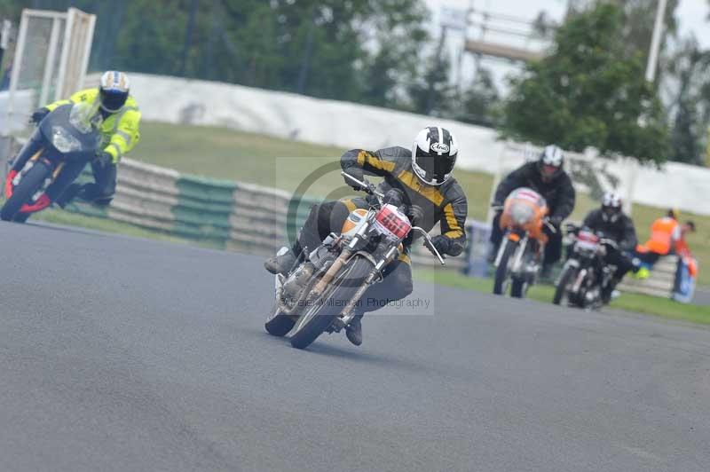 Mallory park Leicestershire;Mallory park photographs;Motorcycle action photographs;classic bikes;event digital images;eventdigitalimages;mallory park;no limits trackday;peter wileman photography;vintage bikes;vintage motorcycles;vmcc festival 1000 bikes