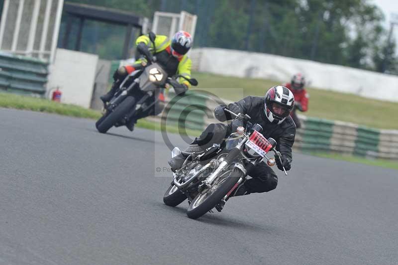 Mallory park Leicestershire;Mallory park photographs;Motorcycle action photographs;classic bikes;event digital images;eventdigitalimages;mallory park;no limits trackday;peter wileman photography;vintage bikes;vintage motorcycles;vmcc festival 1000 bikes