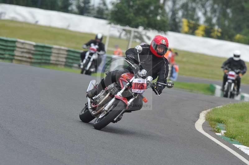 Mallory park Leicestershire;Mallory park photographs;Motorcycle action photographs;classic bikes;event digital images;eventdigitalimages;mallory park;no limits trackday;peter wileman photography;vintage bikes;vintage motorcycles;vmcc festival 1000 bikes