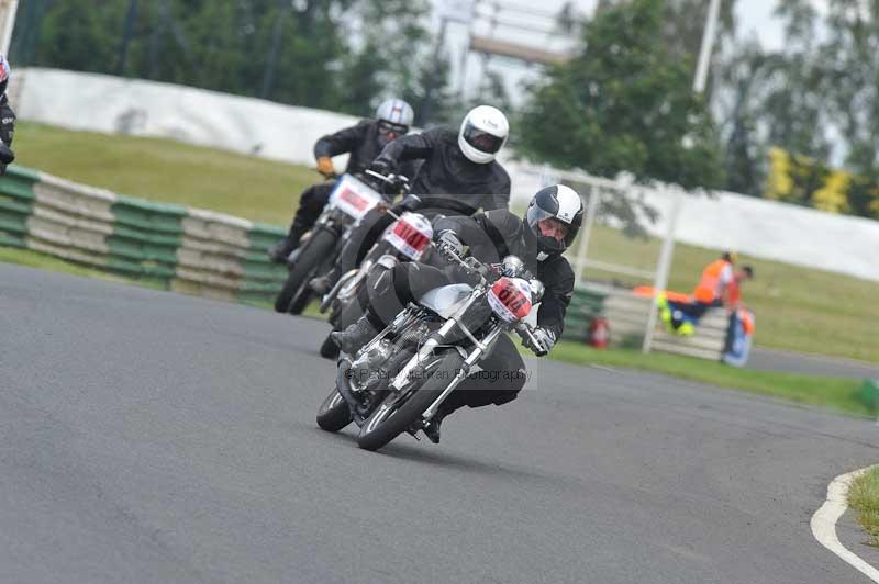 Mallory park Leicestershire;Mallory park photographs;Motorcycle action photographs;classic bikes;event digital images;eventdigitalimages;mallory park;no limits trackday;peter wileman photography;vintage bikes;vintage motorcycles;vmcc festival 1000 bikes