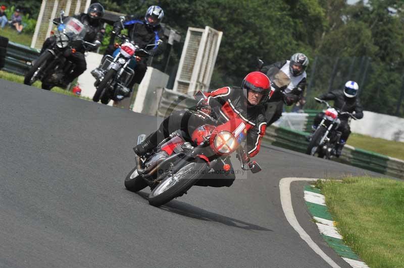 Mallory park Leicestershire;Mallory park photographs;Motorcycle action photographs;classic bikes;event digital images;eventdigitalimages;mallory park;no limits trackday;peter wileman photography;vintage bikes;vintage motorcycles;vmcc festival 1000 bikes