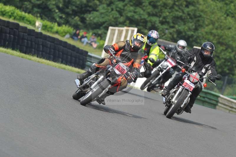 Mallory park Leicestershire;Mallory park photographs;Motorcycle action photographs;classic bikes;event digital images;eventdigitalimages;mallory park;no limits trackday;peter wileman photography;vintage bikes;vintage motorcycles;vmcc festival 1000 bikes