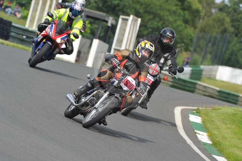 Mallory park Leicestershire;Mallory park photographs;Motorcycle action photographs;classic bikes;event digital images;eventdigitalimages;mallory park;no limits trackday;peter wileman photography;vintage bikes;vintage motorcycles;vmcc festival 1000 bikes