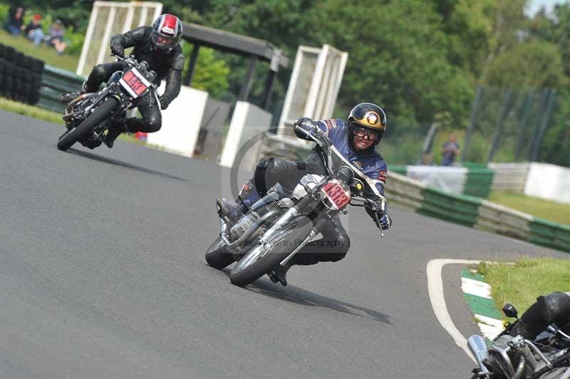 Mallory park Leicestershire;Mallory park photographs;Motorcycle action photographs;classic bikes;event digital images;eventdigitalimages;mallory park;no limits trackday;peter wileman photography;vintage bikes;vintage motorcycles;vmcc festival 1000 bikes