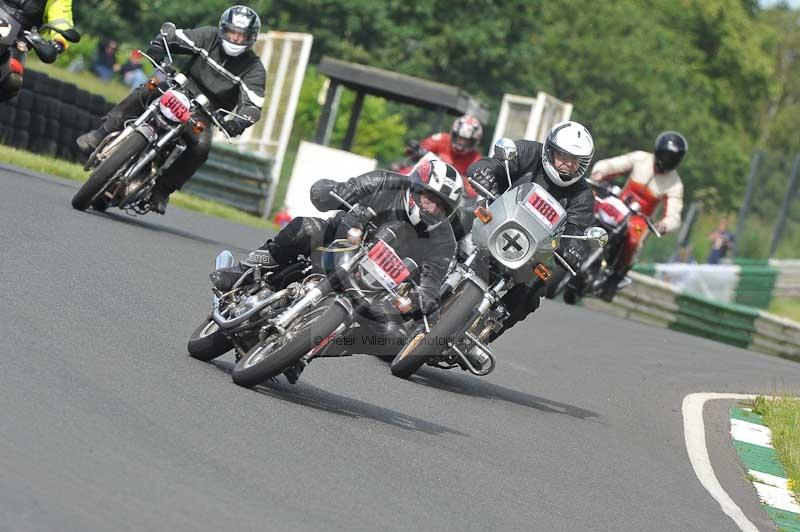 Mallory park Leicestershire;Mallory park photographs;Motorcycle action photographs;classic bikes;event digital images;eventdigitalimages;mallory park;no limits trackday;peter wileman photography;vintage bikes;vintage motorcycles;vmcc festival 1000 bikes