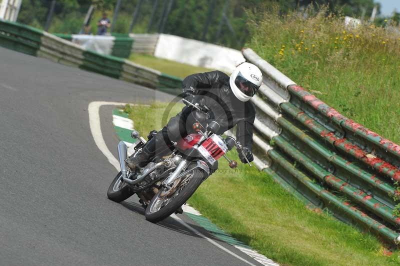 Mallory park Leicestershire;Mallory park photographs;Motorcycle action photographs;classic bikes;event digital images;eventdigitalimages;mallory park;no limits trackday;peter wileman photography;vintage bikes;vintage motorcycles;vmcc festival 1000 bikes