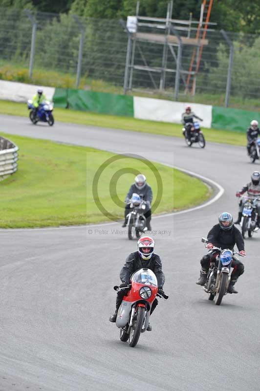 Mallory park Leicestershire;Mallory park photographs;Motorcycle action photographs;classic bikes;event digital images;eventdigitalimages;mallory park;no limits trackday;peter wileman photography;vintage bikes;vintage motorcycles;vmcc festival 1000 bikes