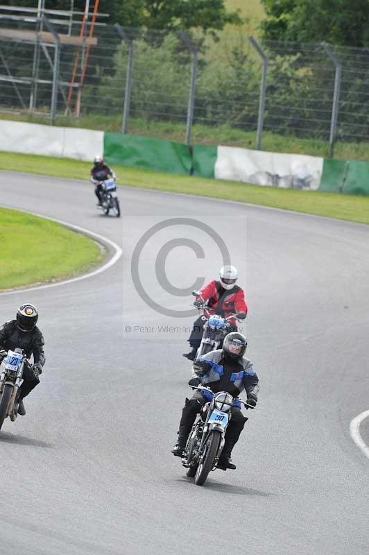 Mallory park Leicestershire;Mallory park photographs;Motorcycle action photographs;classic bikes;event digital images;eventdigitalimages;mallory park;no limits trackday;peter wileman photography;vintage bikes;vintage motorcycles;vmcc festival 1000 bikes