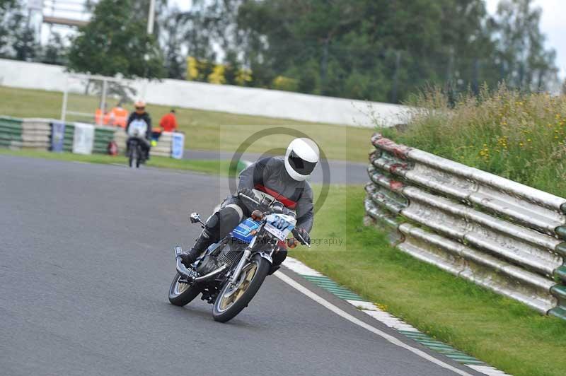 Mallory park Leicestershire;Mallory park photographs;Motorcycle action photographs;classic bikes;event digital images;eventdigitalimages;mallory park;no limits trackday;peter wileman photography;vintage bikes;vintage motorcycles;vmcc festival 1000 bikes