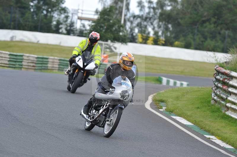 Mallory park Leicestershire;Mallory park photographs;Motorcycle action photographs;classic bikes;event digital images;eventdigitalimages;mallory park;no limits trackday;peter wileman photography;vintage bikes;vintage motorcycles;vmcc festival 1000 bikes