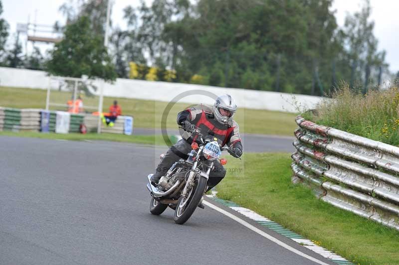 Mallory park Leicestershire;Mallory park photographs;Motorcycle action photographs;classic bikes;event digital images;eventdigitalimages;mallory park;no limits trackday;peter wileman photography;vintage bikes;vintage motorcycles;vmcc festival 1000 bikes