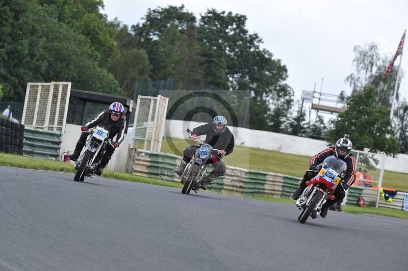 Mallory park Leicestershire;Mallory park photographs;Motorcycle action photographs;classic bikes;event digital images;eventdigitalimages;mallory park;no limits trackday;peter wileman photography;vintage bikes;vintage motorcycles;vmcc festival 1000 bikes