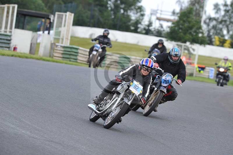 Mallory park Leicestershire;Mallory park photographs;Motorcycle action photographs;classic bikes;event digital images;eventdigitalimages;mallory park;no limits trackday;peter wileman photography;vintage bikes;vintage motorcycles;vmcc festival 1000 bikes