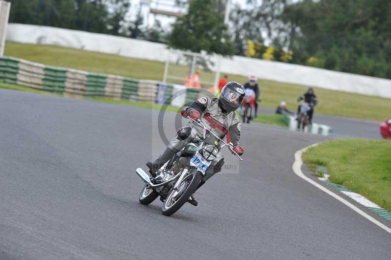 Mallory park Leicestershire;Mallory park photographs;Motorcycle action photographs;classic bikes;event digital images;eventdigitalimages;mallory park;no limits trackday;peter wileman photography;vintage bikes;vintage motorcycles;vmcc festival 1000 bikes