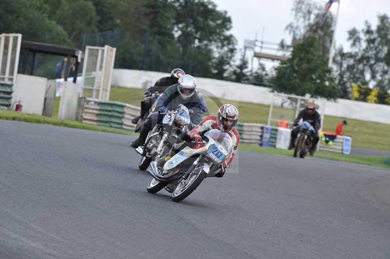 Mallory park Leicestershire;Mallory park photographs;Motorcycle action photographs;classic bikes;event digital images;eventdigitalimages;mallory park;no limits trackday;peter wileman photography;vintage bikes;vintage motorcycles;vmcc festival 1000 bikes