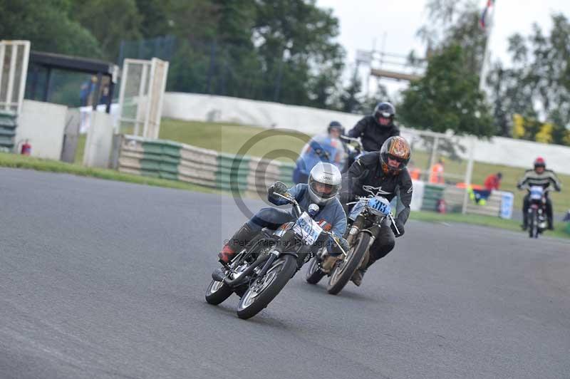 Mallory park Leicestershire;Mallory park photographs;Motorcycle action photographs;classic bikes;event digital images;eventdigitalimages;mallory park;no limits trackday;peter wileman photography;vintage bikes;vintage motorcycles;vmcc festival 1000 bikes