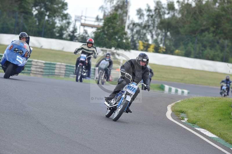 Mallory park Leicestershire;Mallory park photographs;Motorcycle action photographs;classic bikes;event digital images;eventdigitalimages;mallory park;no limits trackday;peter wileman photography;vintage bikes;vintage motorcycles;vmcc festival 1000 bikes