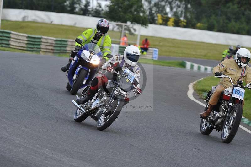 Mallory park Leicestershire;Mallory park photographs;Motorcycle action photographs;classic bikes;event digital images;eventdigitalimages;mallory park;no limits trackday;peter wileman photography;vintage bikes;vintage motorcycles;vmcc festival 1000 bikes