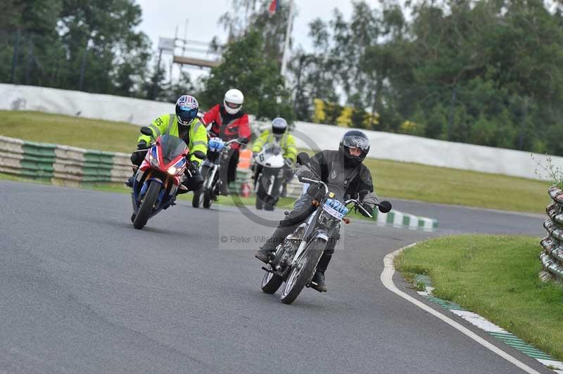 Mallory park Leicestershire;Mallory park photographs;Motorcycle action photographs;classic bikes;event digital images;eventdigitalimages;mallory park;no limits trackday;peter wileman photography;vintage bikes;vintage motorcycles;vmcc festival 1000 bikes